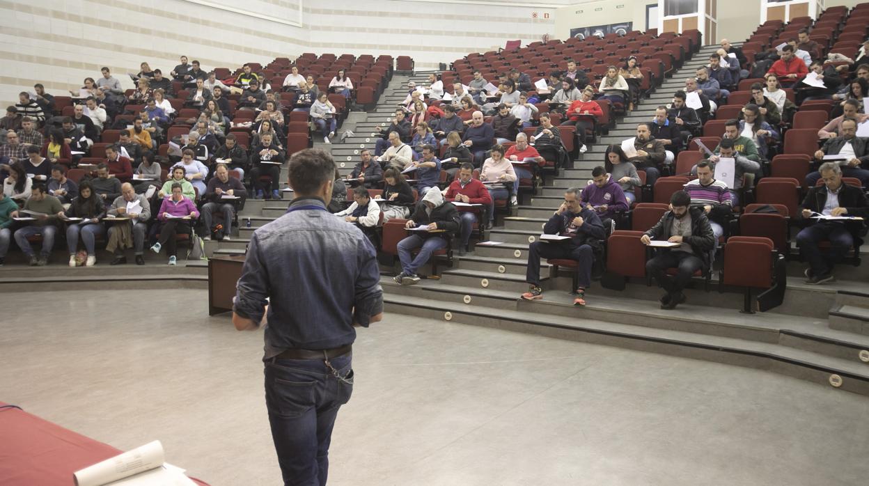 Imagen de unas oposiciones de Sadeco en abril de 2019 en el campus de Rabanales de la UCO