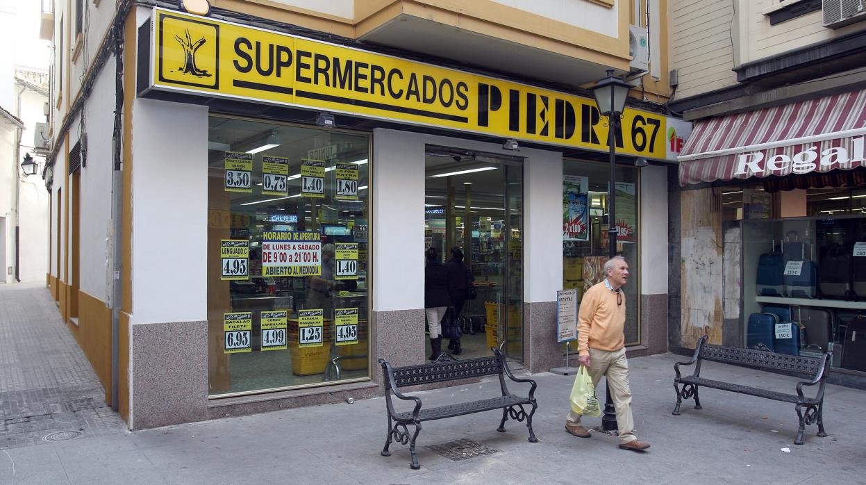 Un hombre sale del supermercado de la cadena Piedra de Duque de Hornachuelos