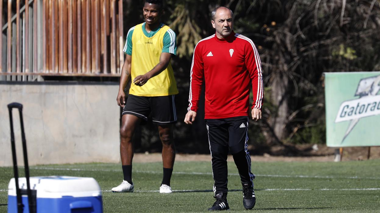 El entrenador del Córdoba CF, Juan Sabas, junto a Fidel en el entrenamiento del miércoles