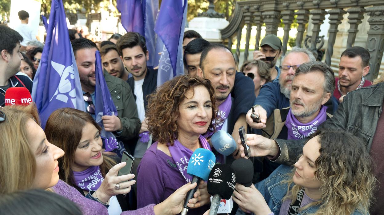 La ministra de Hacienda, y portavoz del Gobierno central, María Jesús Montero, dio una rueda de Prensa antes de participar en la manifestación del 8M en Sevilla