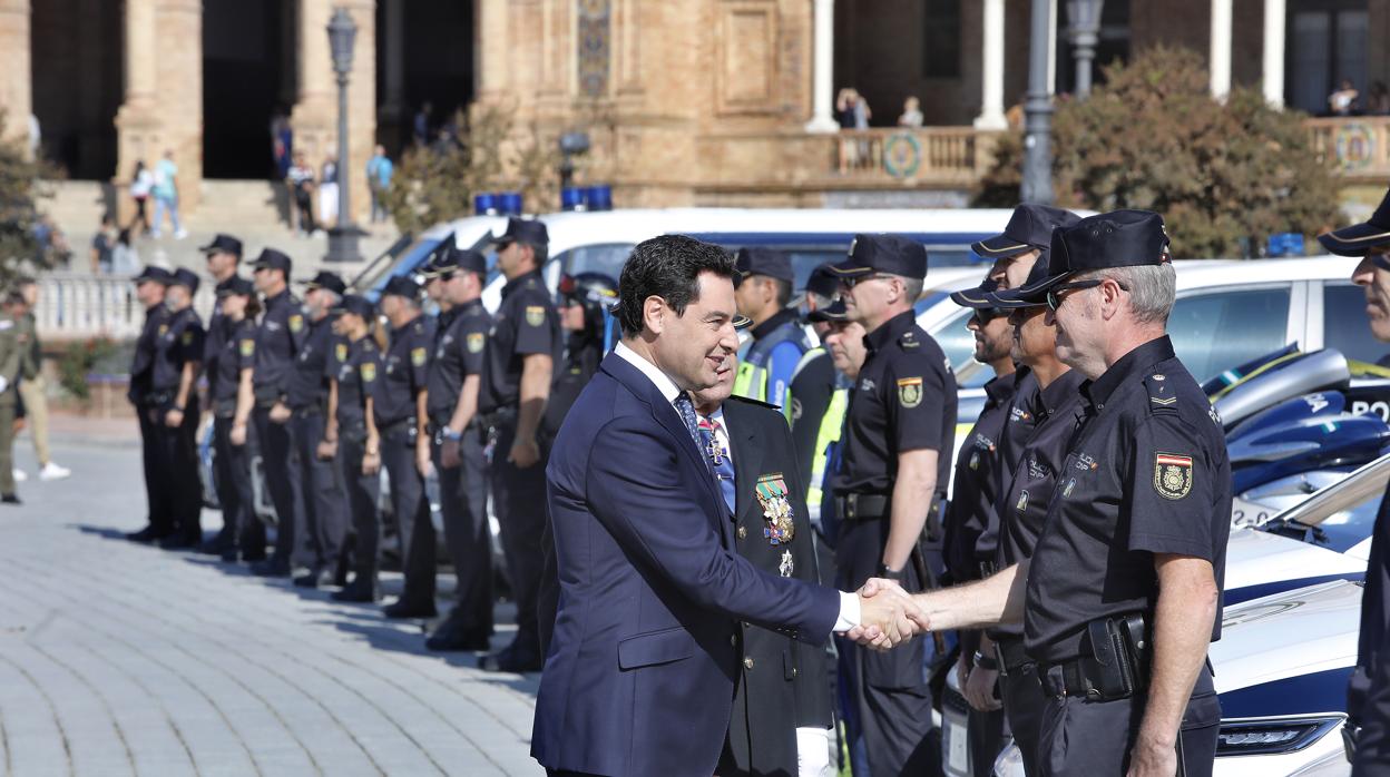 Moreno saluda a agentes en el acto del 25 aniversario de la Policía adscrita a la comunidad