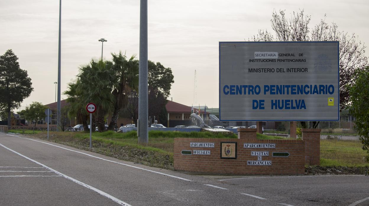 Acceso al centro penitenciario de Huelva