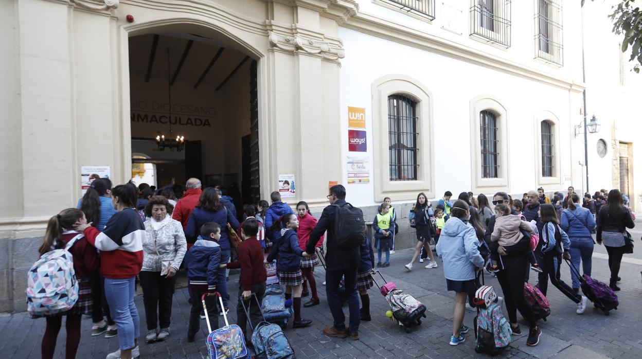 Padres y escolares a la entrada de un colegio del Centro de Córdoba este viernes