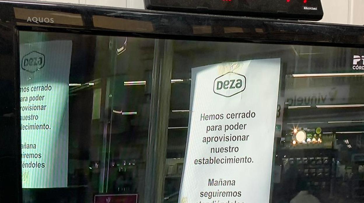 Cartel en el supermercado Deza avisando del cierre