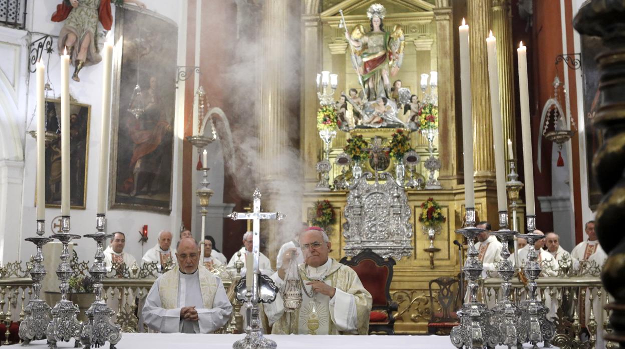 El obispo, oficiando la misa en honor a San Rafael el año pasado en la Iglesia del Juramento