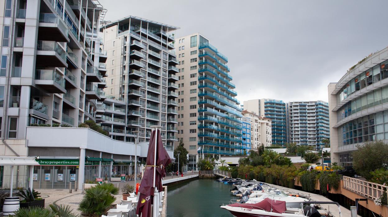 Imagen de Ocean Village, en Gibraltar, donde se concentran numerosos restaurantes y bares