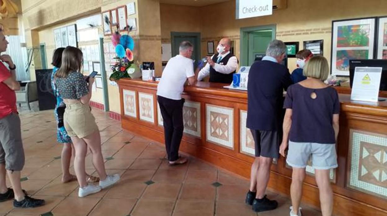 Clientes en la recepción de un hotel en una foto de archivo