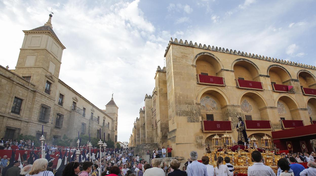 Nuestro Padre Jesús Nazareno Rescatado, en la carrera oficial el Domingo de Ramos de 2019