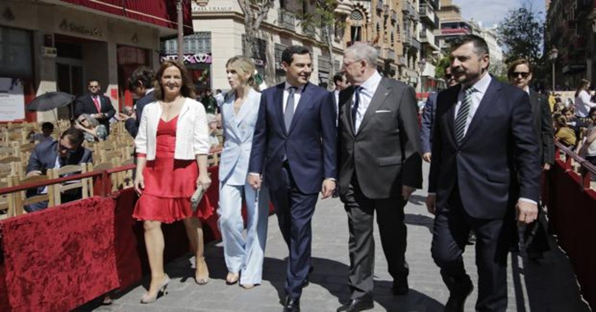 Juanma Moreno, en la Semana Santa de Sevilla de 2019