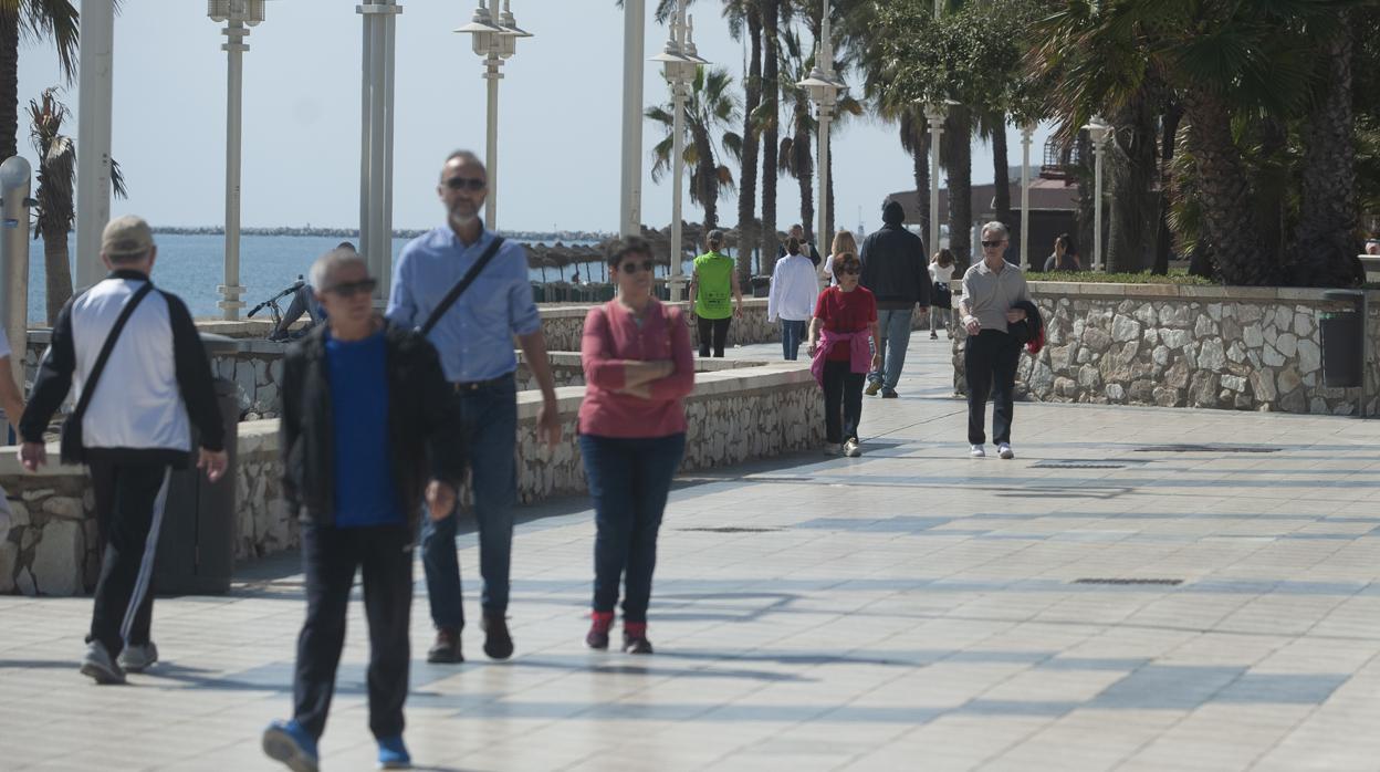 El paseo marítimo registraba una buena afluencia este sábado