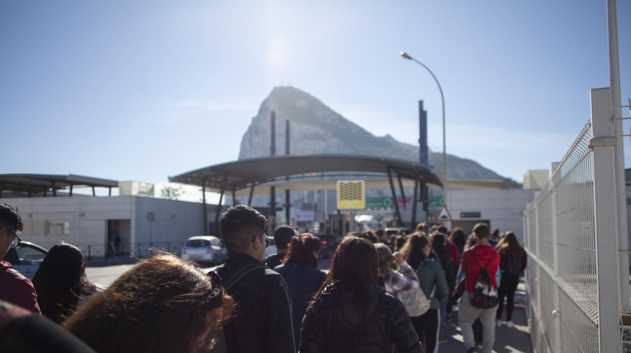 Imagen de archivo del acceso de peatones desde La Línea a Gibraltar