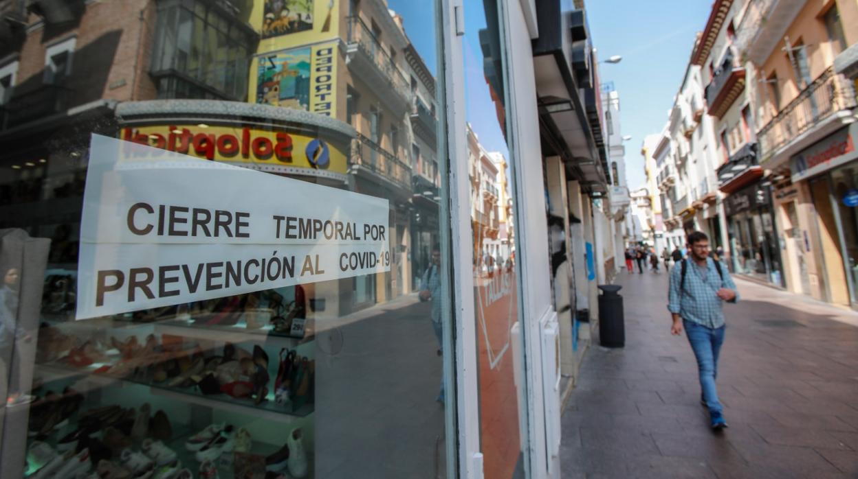 Dos personas practican deporte en la calle, actividad prohibida estos días