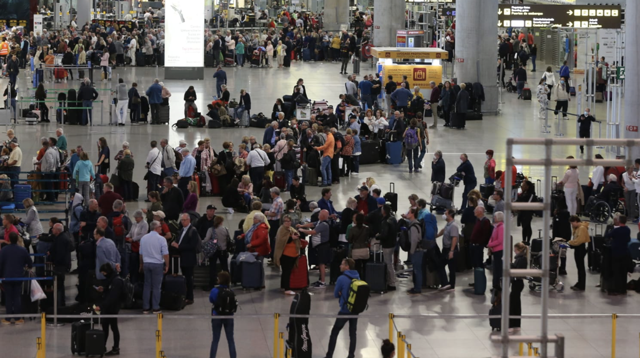 Miles de personas se acercaron al aeropuerto en busca de un vuelo de regreso