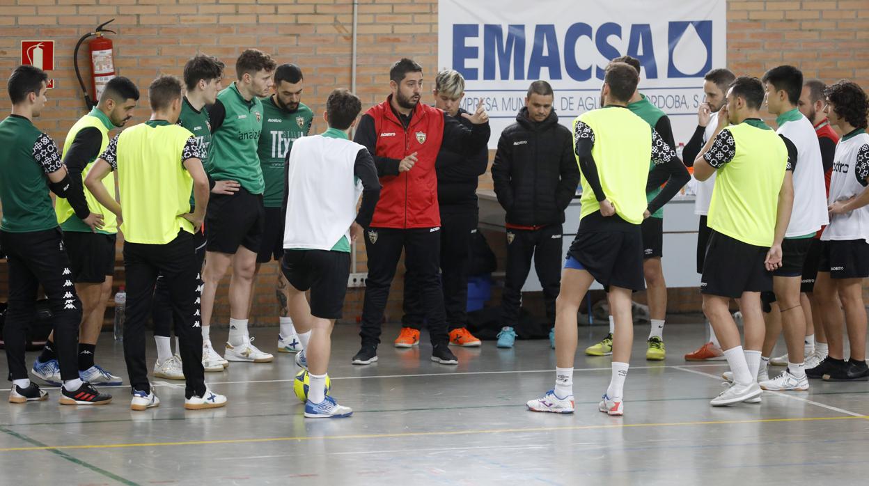 La plantilla del Córdoba Patrimonio, junto a varios miembros del cuerpo técnico