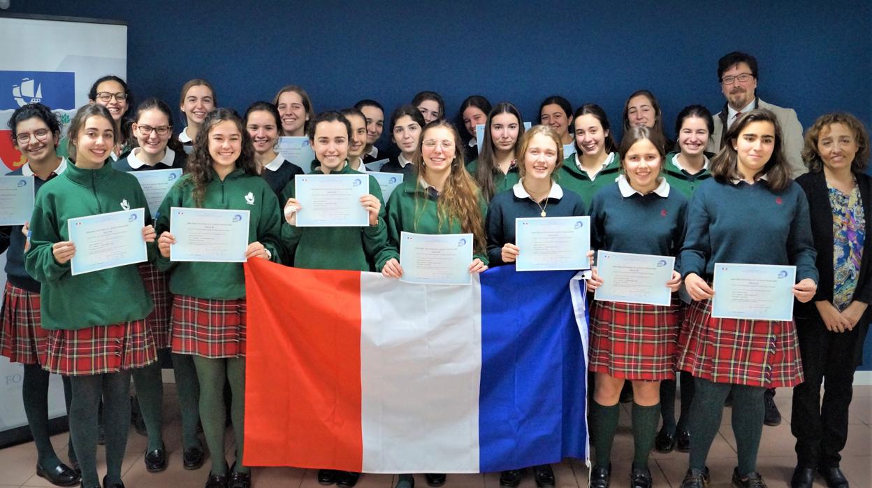 Alumnas del colegio de Fomento El Encinar muestran sus diplomas acretidativos del conocimiento del Francés