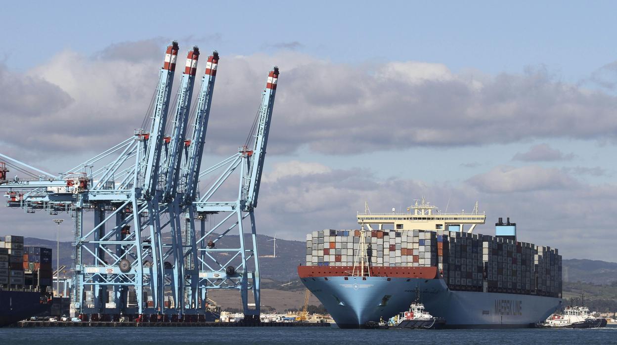 Imagen de un buque portacontenedores en el puerto de Algeciras