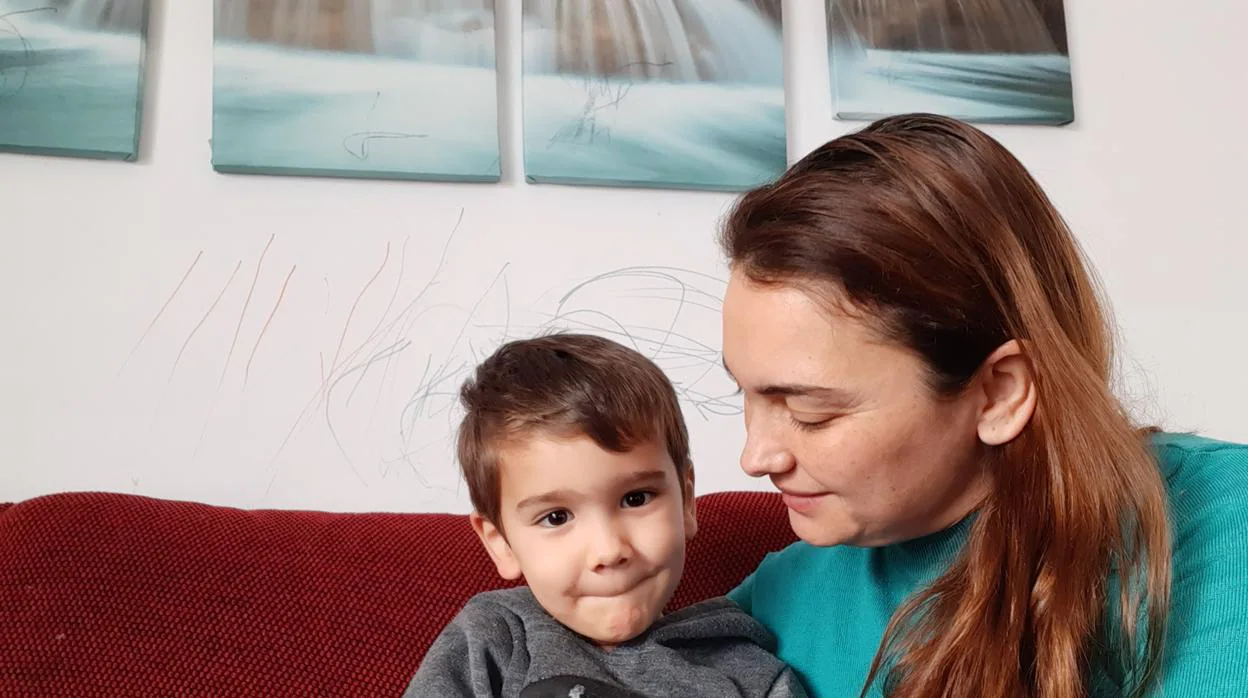 Uno de los menores andaluces en su casa que se verá beneficiado por la medida en una imagen remitida por la madre y con el consentimiento para que se publique