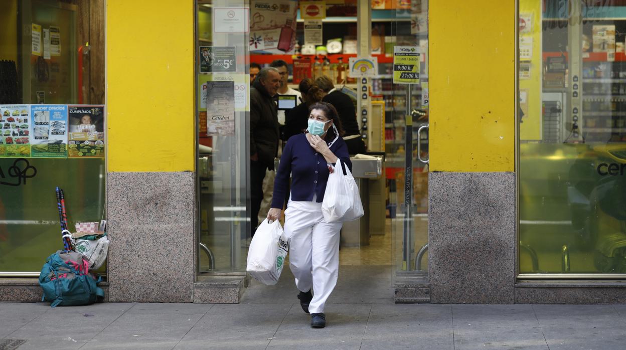 Una mujer se protege con mascarilla del contagio del coronavirus en Córdoba