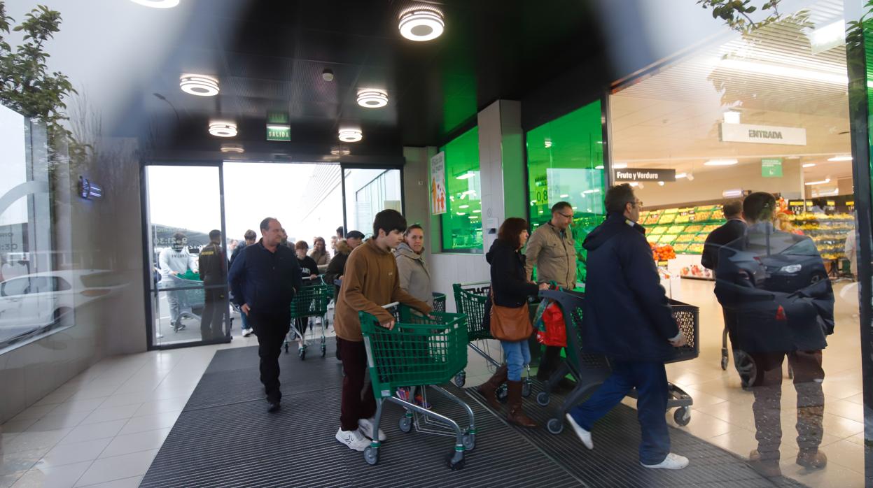 Colas para acceder a un supermercado Mercadona en esta crisis del coronavirus