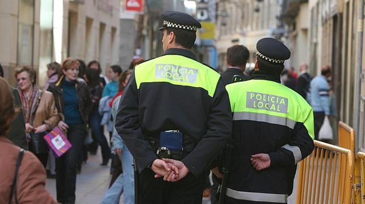 La Policía Local detuvo a los tres atacantes de la vivienda