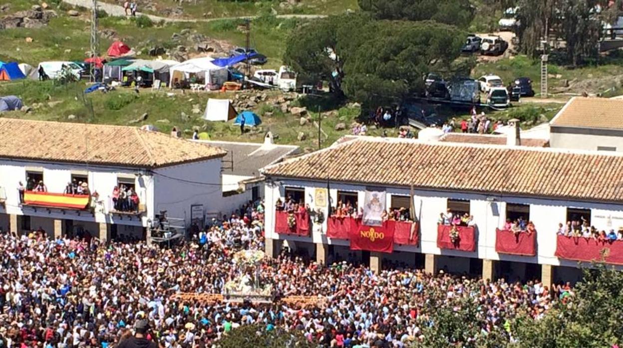 Una multitud participa en la romería