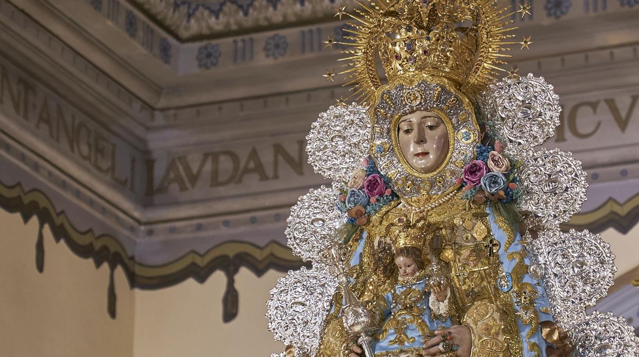 La Virgen del Rocío en su Parroquia de la Asunción, ahora cerrada por la crisis del coronavirus