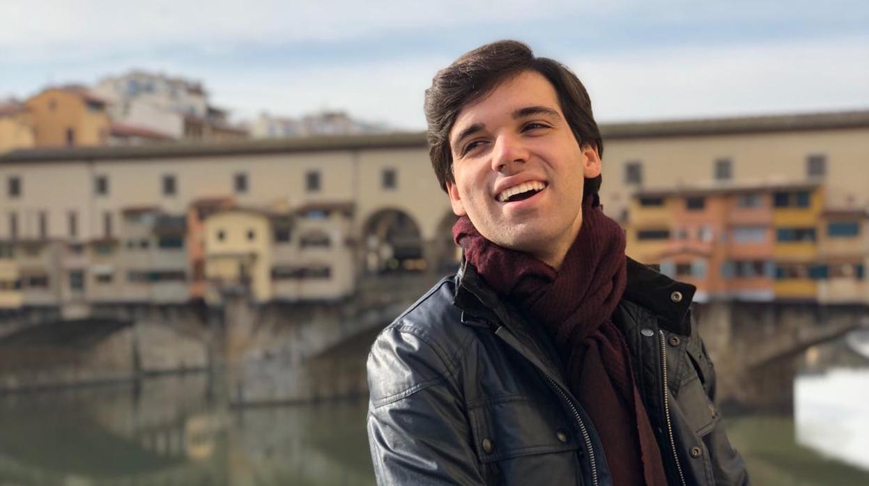 José Zurera Jalón, ante el Ponte Vecchio de Florencia, a su llegada a la ciudad