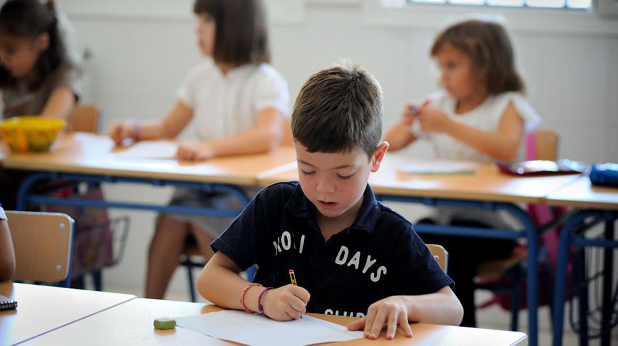 Un alumno en clase realizando ejercicios