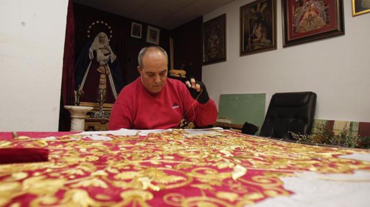 Francisco Pérez Artés trabajando en la túnica del Señor de la Sentencia