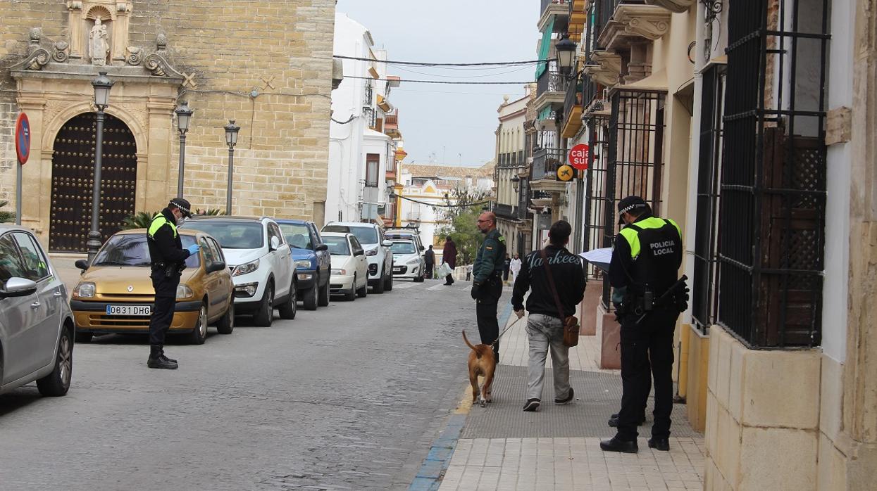 Agentes de la Policía Local controlan a un dueño de mascotas