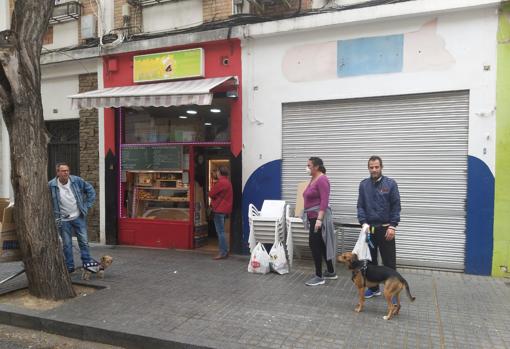 Cola para comprar el pan junto a la plaza del Mediodía, en el Sector Sur