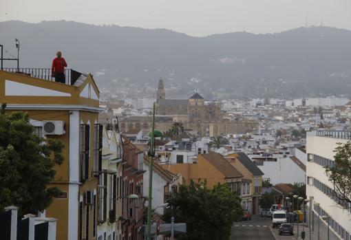 Un vecino en su azotea, en el barrio de El Cerro