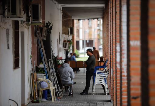 Un grupo de vecinos en los soportales de Las Moreras