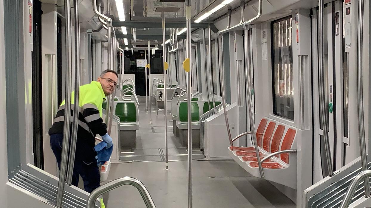 Un empleado del Metro de Sevilla limpia el vagón de transporte