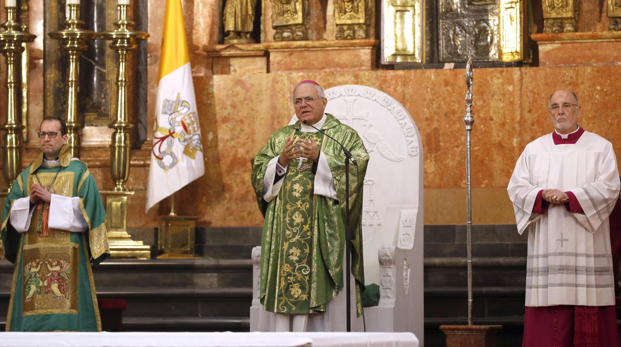 El obispo de Córdoba, Demetrio Fernández, durante una misa en la Catedral