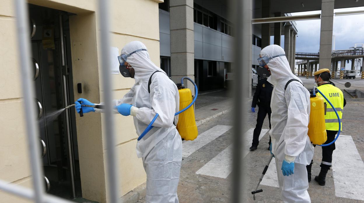 Militares de la UME desinfectan en Málaga, la provincia más afectada por la pandemia