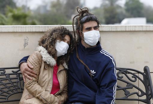 Una pareja con mascarillas en el Hospital Reina Sofía