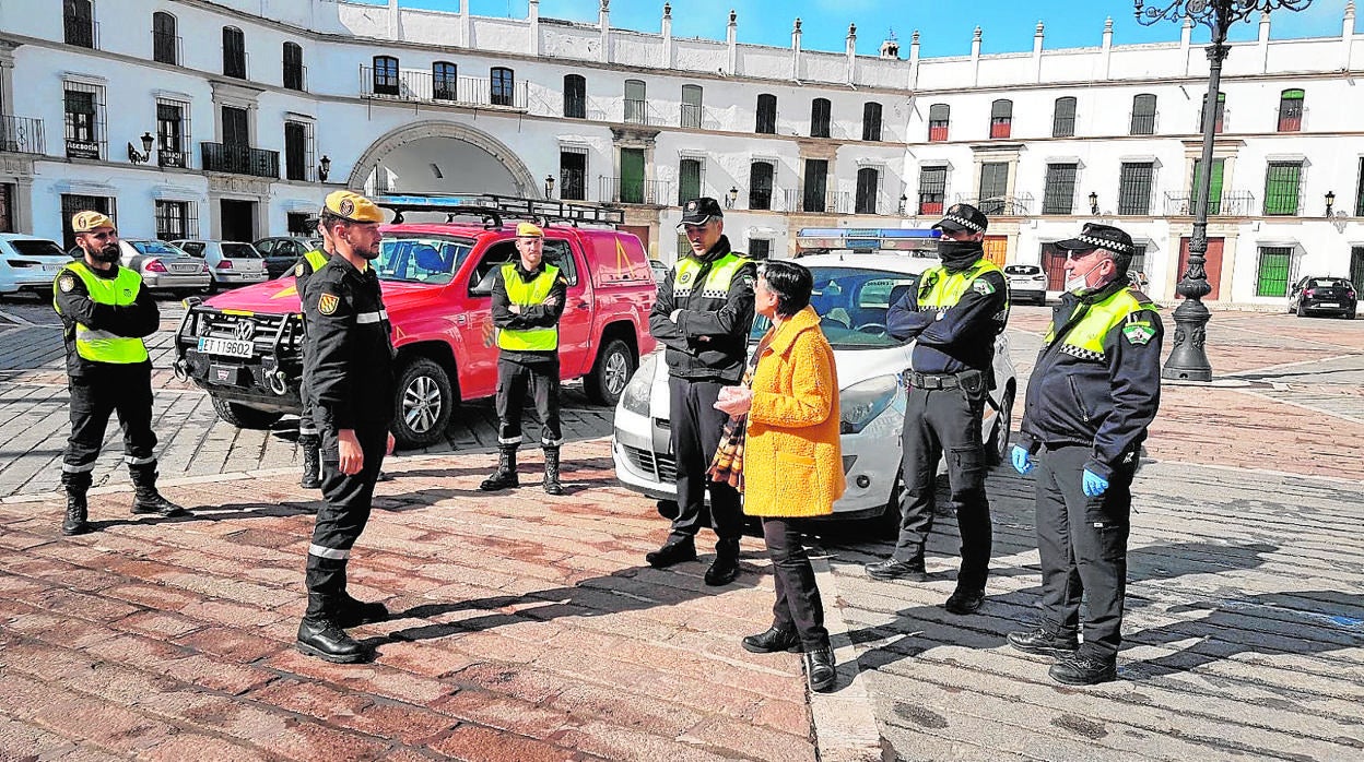 Efectivos de la UME, ayer en Aguilar, junto a la alcaldesa