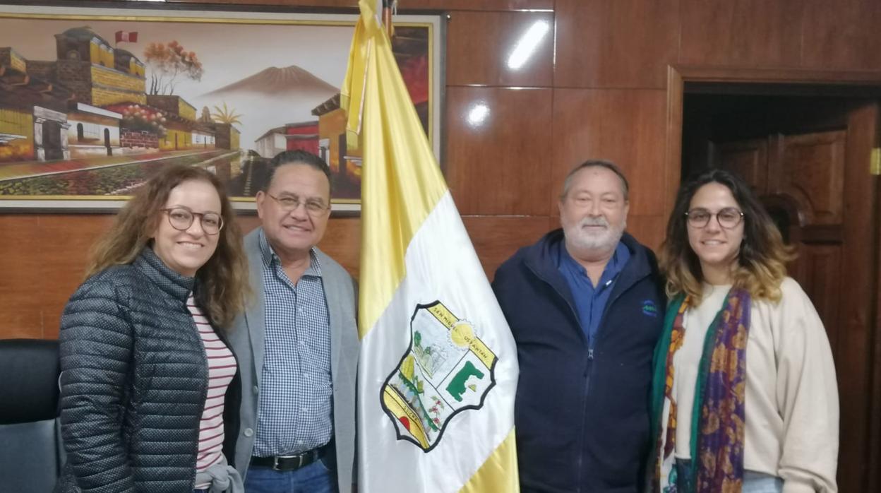 De izquierda a derecha, Sara Rodríguez, Víctor Hugo Figueroa, alcalde de Uspantán, donde desarrollan proyectos, Manuel Contreras y Elena Santiago, en una imagen reciente de su estancia en Guatemala