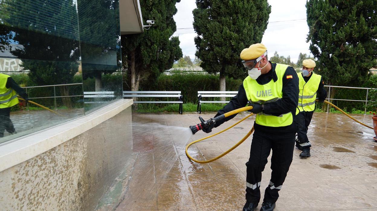 Dos soldados de la UME desinfectan en Málaga las calles