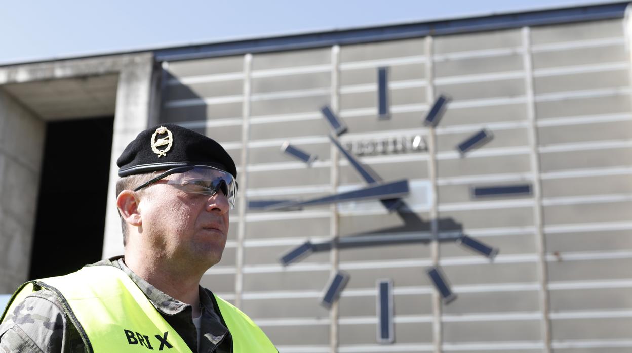 Un soldado, custodia la entrada a la estación del AVE en Córdoba