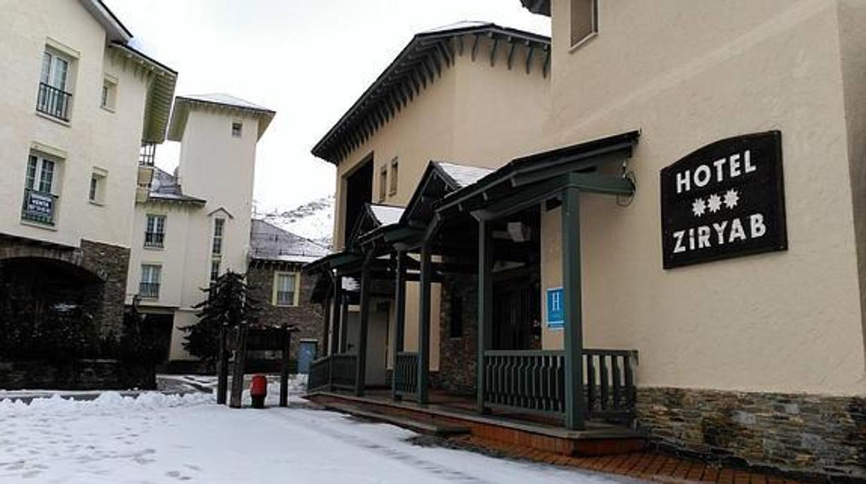 Entrada del hotel Ziryab, en la estación de esquí