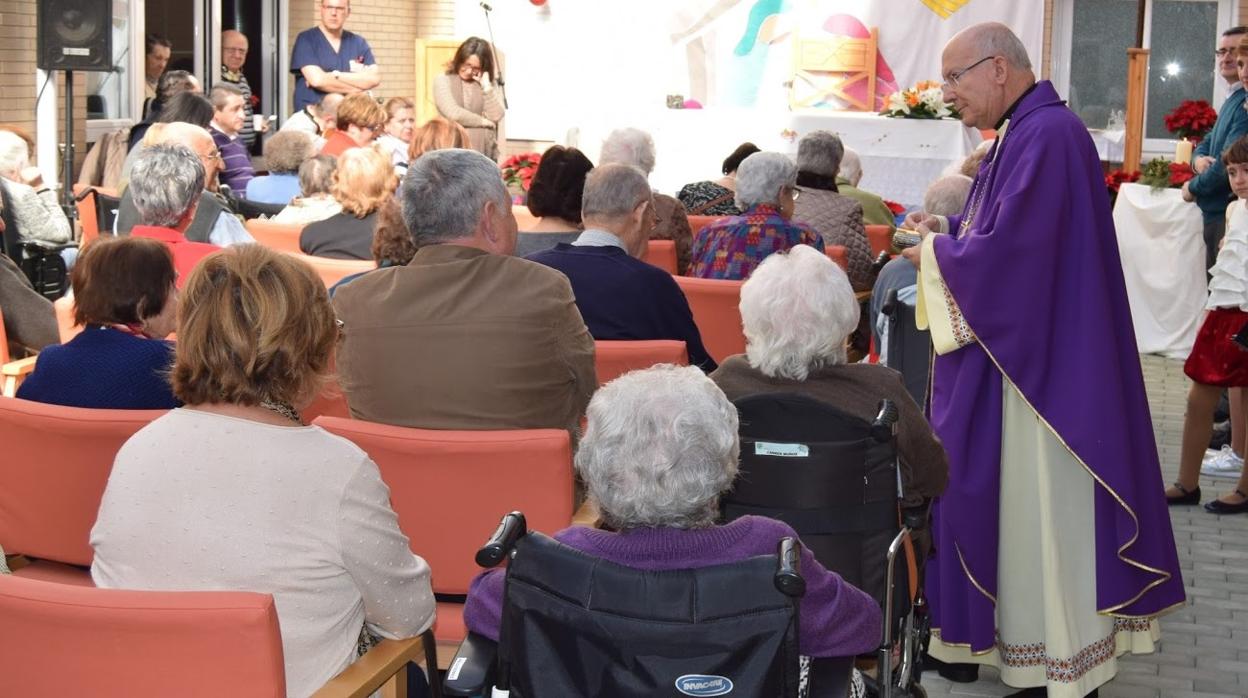 El obispo de Jaén, durnate un acto religioso con mayores