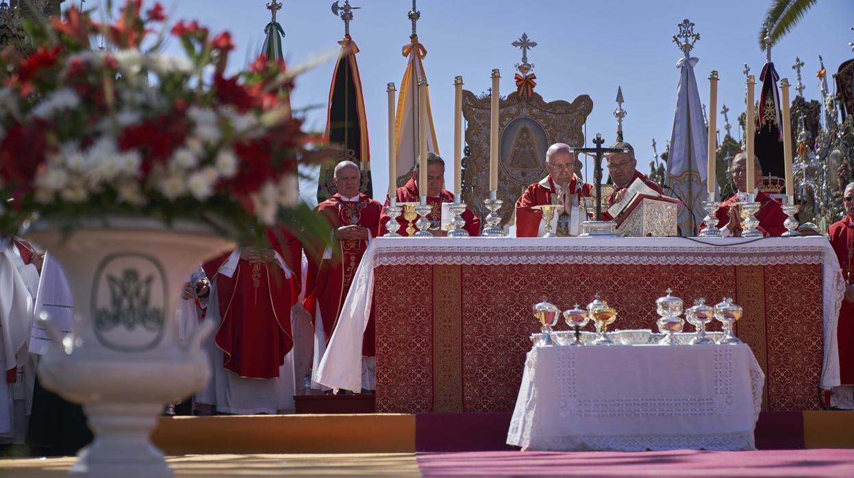 El Obispo de Huelva en la Misa Pontifical de la Romería del Rocío del pasado año 2019