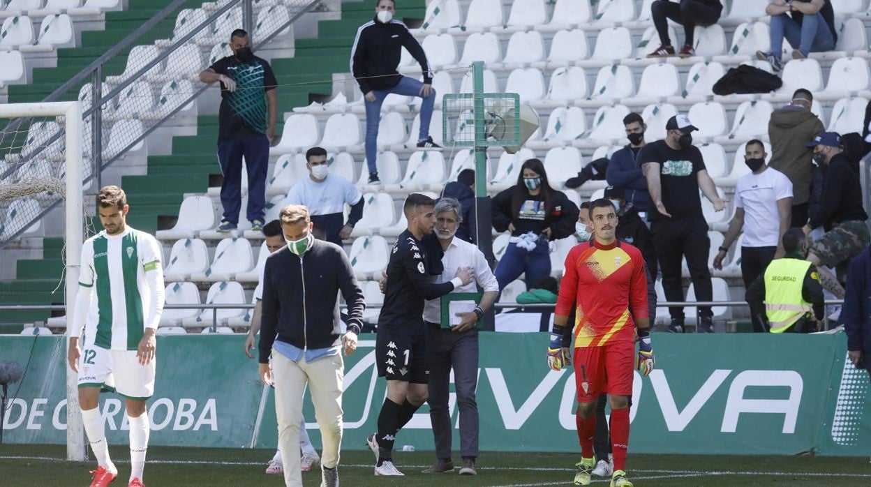 Pablo Alfaro y los jugadores del Córdoba abandonan, con rostros serios, el campo tras caer ante el Betis Deportivo