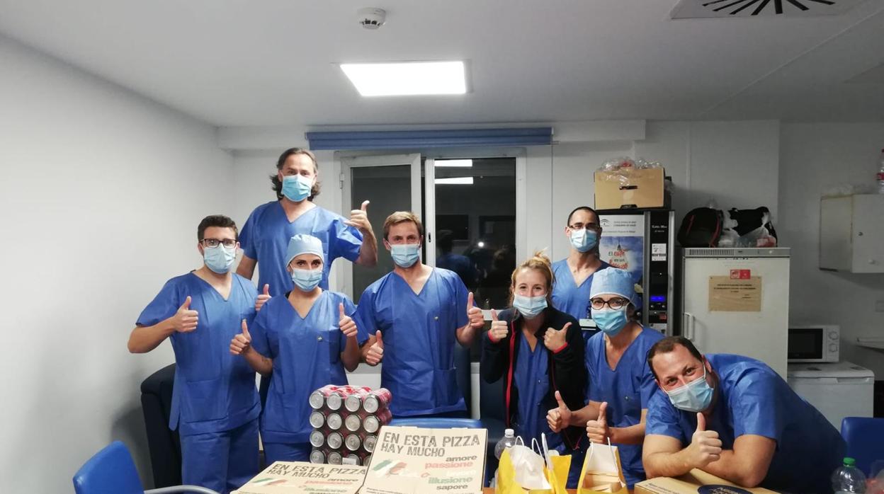 Sanitarios de Málaga con uno de los repartos hechos por estas empresas