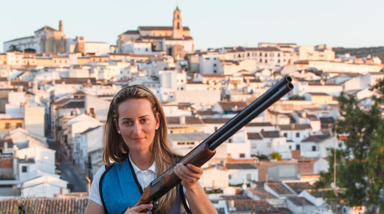 Fátima Gálvez posa con Baena al fondo