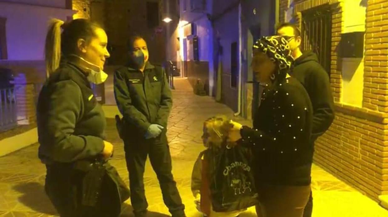 La costurera entrega las mascarillas a las agentes de la Guardia Civil