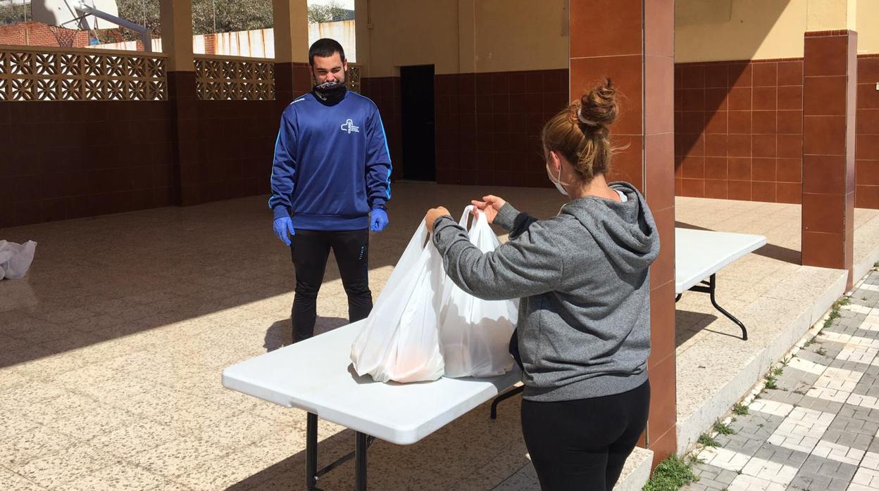 Una de las recogidas de menús en el colegio de las Misioneras Cruzadas de la Iglesia de Málaga