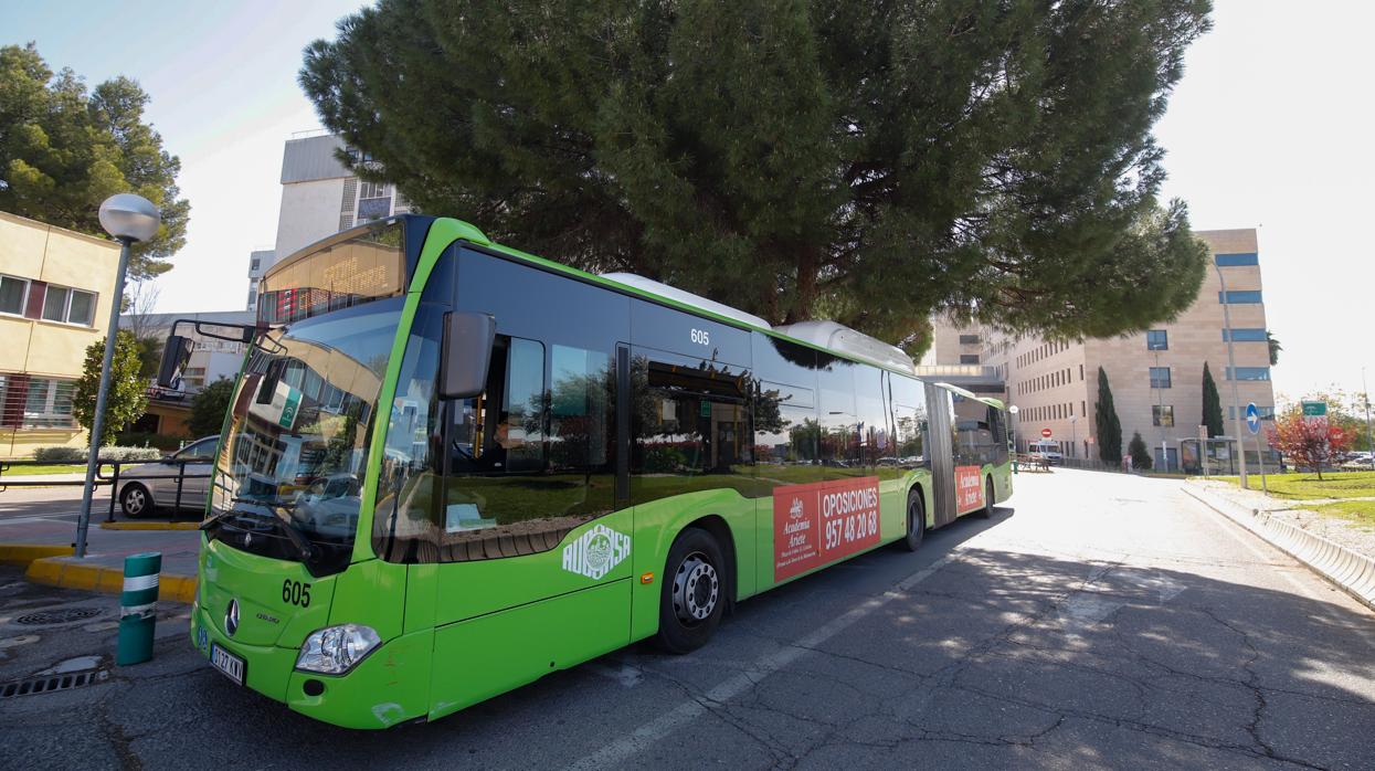 Autobús de Aucorsa saliendo del hospital Reina Sofía de Córdoba